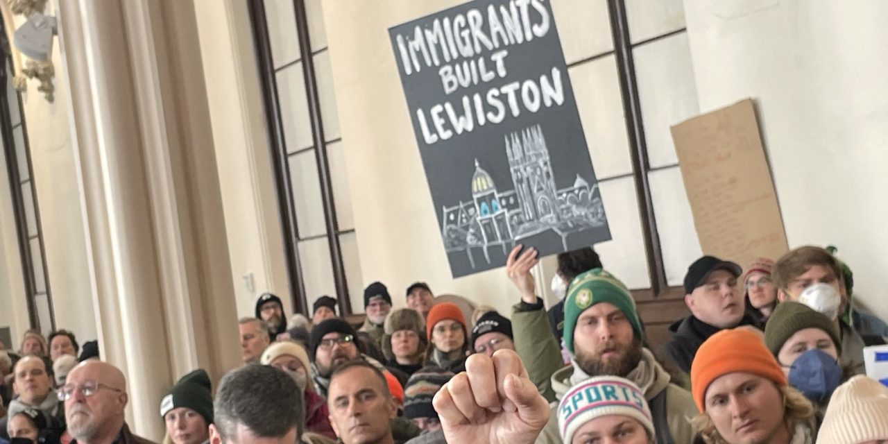 Lewiston : environ 1 000 participants à un rassemblement contre les activités de l’agence fédérale américaine ICE, les autorités appellent à la prudence