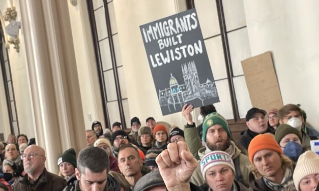 Lewiston : environ 1 000 participants à un rassemblement contre les activités de l’agence fédérale américaine ICE, les autorités appellent à la prudence